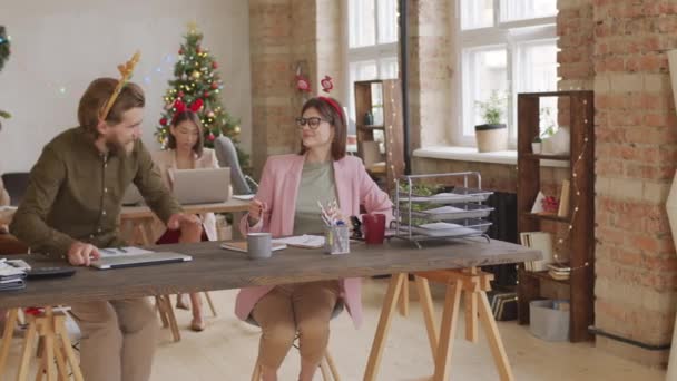 Pan Homem Barbudo Feliz Vestindo Headband Festivo Sentado Mesa Escritório — Vídeo de Stock