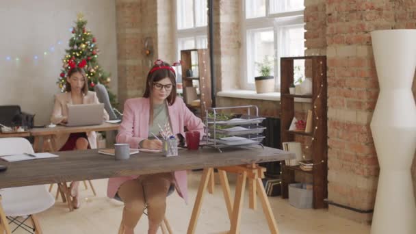 Pan Homem Com Barba Vestindo Chifres Natal Headband Sentado Mesa — Vídeo de Stock