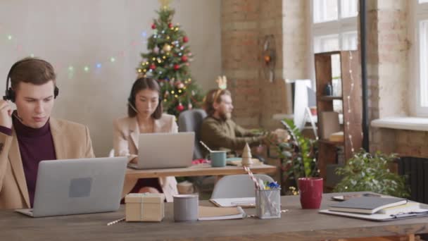 Girişim Şirketinin Açık Planlı Ofisinde Masasında Oturan Noel Günü Çalışırken — Stok video