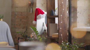 Noel için dekore edilmiş boş ofis panosu. Bokeh ışıkları kameranın önünde hareket ediyor