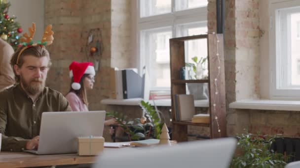 Pan Retrato Hombre Negocios Barbudo Diadema Festiva Sentado Escritorio Oficina — Vídeo de stock