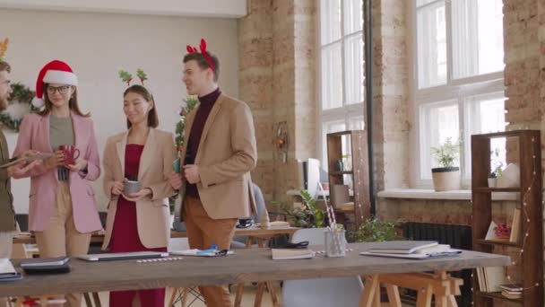 Şenlik Bantlı Mutlu Kadınlarının Adamlarının Portresi Noel Baba Şapkası Yeni — Stok video