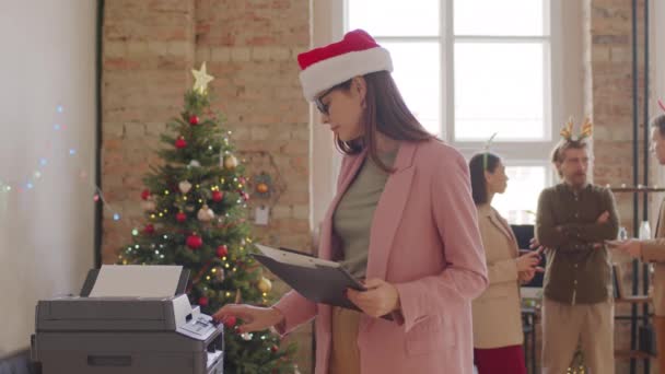 Portrait Femme Affaires Heureuse Dans Chapeau Père Noël Tenant Presse — Video