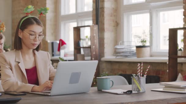 Medium Shot Happy Asian Businesswoman Festive Headband Sitting Desk Office — Stock Video