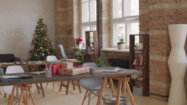 Pan Shot Interior Empty Startup Company Office Decorated Christmas Wrapped — Stock Video