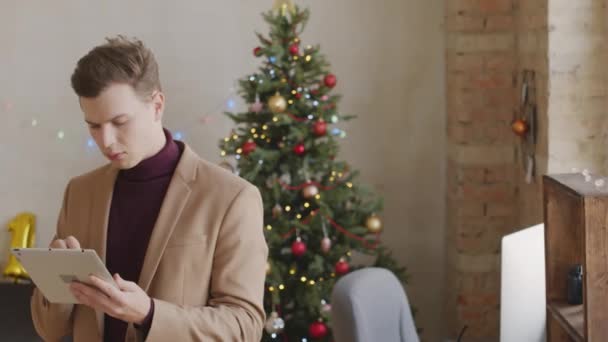 Ciddi Bir Genç Işadamının Portresi Sakız Çiğniyor Noel Için Süslenmiş — Stok video