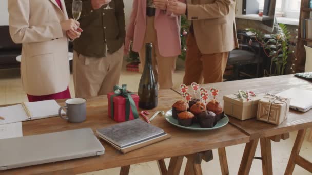 Tussenschot Van Onherkenbare Collega Met Een Glas Champagne Kletsen Terwijl — Stockvideo