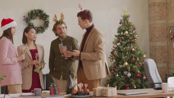 Pan Collègues Heureux Dans Chapeau Noël Festif Bandeaux Tenant Des — Video