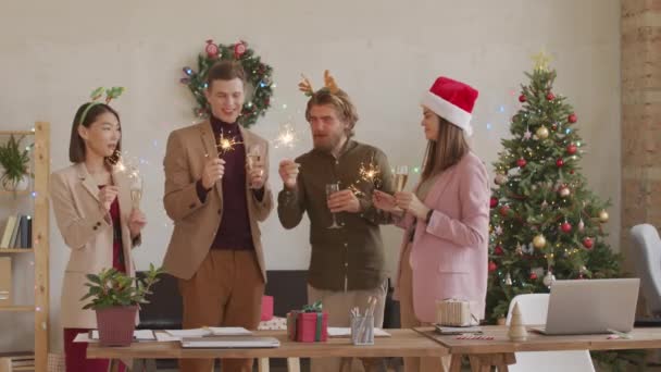 Mediana Toma Colegas Felices Sosteniendo Copas Champán Bengalas Celebrando Navidad — Vídeo de stock