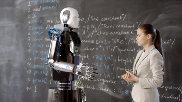 Nagyítás Out Közepes Videó Vegyes Faji Diák Robotika Bemutató Kezet — Stock videók