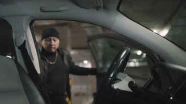Asyalı suçlu arabaya koşuyor ve hızlı sürmeye başlıyor. İzole edilmiş yeraltı otoparkında suç mahallinden kaçıyor. Gergin bir şekilde etrafa bakıyor.