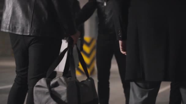 Кадров Лица Неузнаваемых Членов Мафии Кожаных Куртках Встречающихся Другими Бандитами — стоковое видео