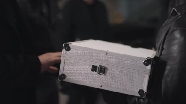 범죄자들의 가방을 주차장에서 쌓아들 — 비디오