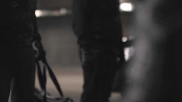 Siyah Spor Çantasındaki Yasak Eşyalarla Metal Çantaları Değiş Tokuş Eden — Stok video