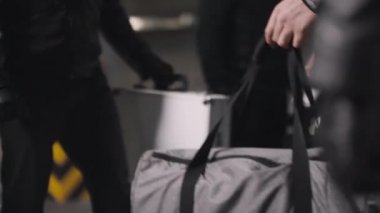 İki suç ekibinin para dolu metal çanta ve arka planda siyah arabalı yasak eşyalar takas ederek yasadışı anlaşma yaptığına dair bir görüntü yok.