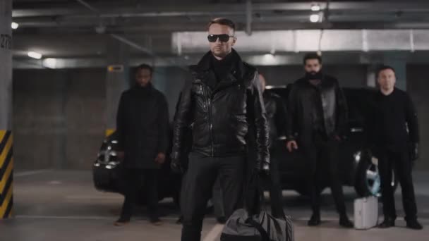Medium Footage Male Caucasian Criminal Carrying Dark Gym Bag Money — Vídeo de Stock