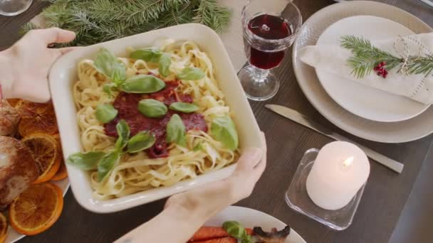 Ovanifrån Pan Oigenkännlig Kvinna Att Sätta Skålen Med Pasta Tomatsås — Stockvideo