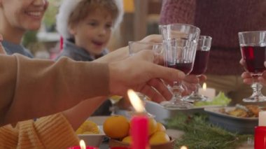 Mutlu aile kadehlerini tokuşturup Noel masasında lezzetli yemeklerle otururken PAN