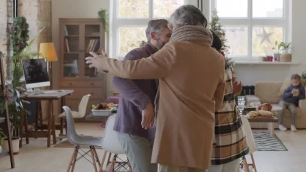 Pan Tiro Feliz Jovem Seu Marido Sorrindo Abraçando Pais Seniores — Vídeo de Stock