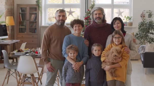 Retrato Pan Pareja Sus Padres Mayores Hijos Lindo Perro Posando — Vídeo de stock