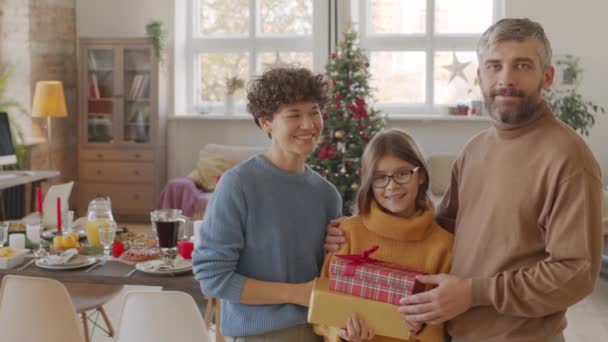 Pan Retrato Mãe Feliz Pai Sua Filha Com Presentes Natal — Vídeo de Stock