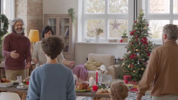 Pan Família Feliz Seis Sorrindo Sentando Mesa Jantar Carregada Pratos — Vídeo de Stock