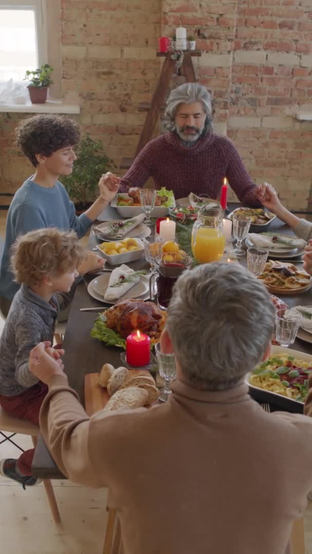 Colpo Panning Verticale Una Grande Famiglia Seduta Tavola Carica Piatti — Video Stock