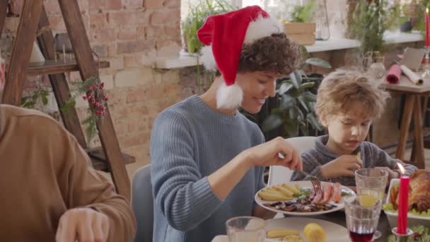 Pan Slowmo Feliz Jovem Mulher Chapéu Papai Noel Menino Bonito — Vídeo de Stock