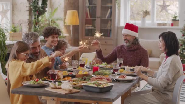 Tiro Médio Família Feliz Seis Sentado Mesa Natal Cheio Pratos — Vídeo de Stock