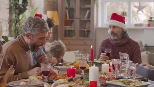 Pan Met Traagheid Van Drie Generaties Familie Zitten Aan Tafel — Stockvideo