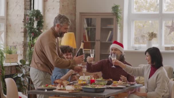 Pan Aufnahme Mit Einer Glücklichen Vierköpfigen Familie Die Beim Weihnachtsmahl — Stockvideo
