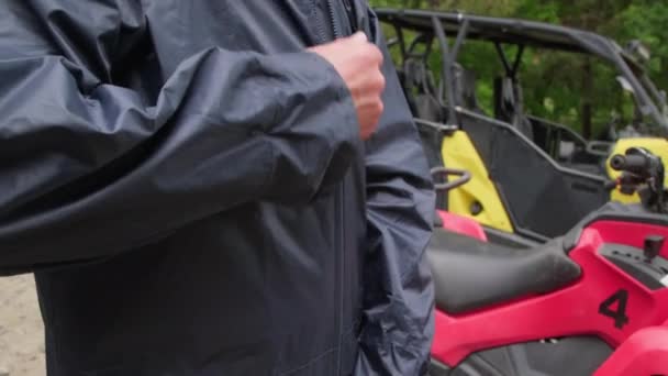 Slowmo Tilt Middle Aged Man Beard Zipping His Jacket Outdoors — Stock Video