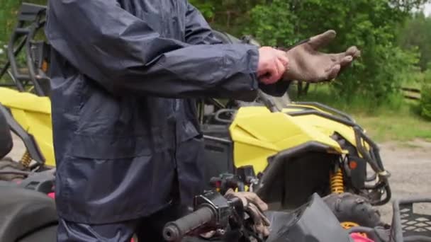 Śledzenie Ujęcia Mężczyzny Średnim Wieku Brodą Zakładającego Rękawiczki Jeździeckie Siedzącego — Wideo stockowe