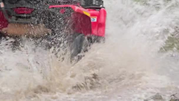 一辆四轮驱动的红色四轮驱动车驶过大水坑 — 图库视频影像