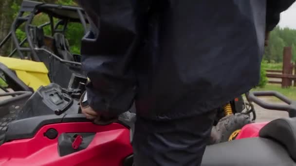真ん中のセクションのショットを追跡します 中年の男に乗って手袋とヘルメットは赤いクワッドバイクに乗り 離れて運転 — ストック動画