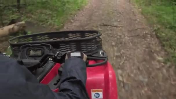 Poręczne Nad Ramieniem Strzał Człowieka Hełmie Jazdy Czerwony Quad Rower — Wideo stockowe