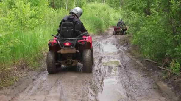 Langsame Verfolgung Von Personen Die Quads Durch Schlamm Und Pfützen — Stockvideo