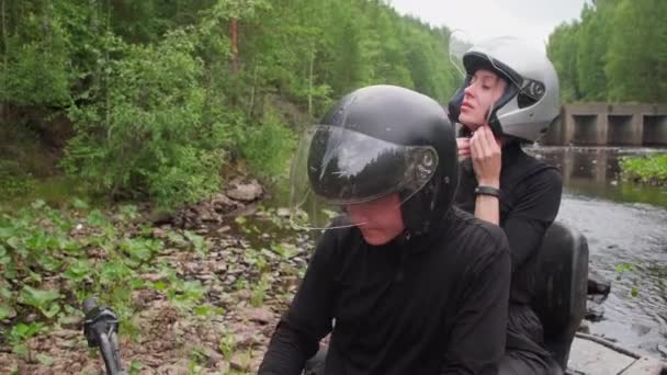 Secuencia Tomas Pareja Equipo Conducción Quad Rojo Bicicleta Través Del — Vídeos de Stock