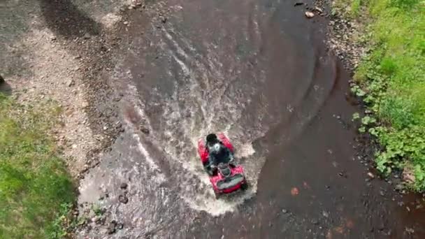 Sequenz Eines Bärtigen Mannes Reiterkleidung Und Helm Der Ein Rotes — Stockvideo