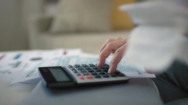 Hesap makinesindeki faturaları ve vergileri sayarak gelir analizi ve gider planlama bütçesini tanımlayamayan kadınların yakınlaşması
