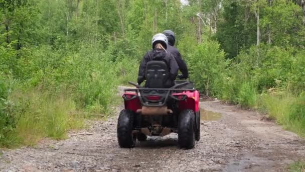 Blokada Strzał Tyłu Widok Mężczyzny Kobiety Kaskach Jazdy Czerwony Quad — Wideo stockowe