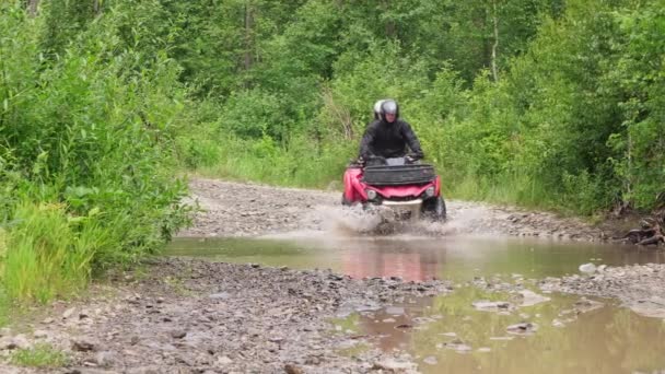 Slowmo Záběr Muže Ženy Jezdecké Výstroje Helmy Jízdy Červené Čtyřkolky — Stock video