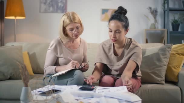 Mittlere Frontansicht Von Zwei Attraktiven Multiethnischen Frauen Die Wohnzimmer Zwischen — Stockvideo