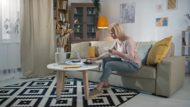 Full Stab Shot Caucasian Woman Sitting Couch Bright Living Room — Stock Video