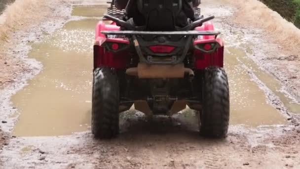 Langzame Tracking Van Mensen Volledige Rijkleding Rijden Quad Fietsen Door — Stockvideo