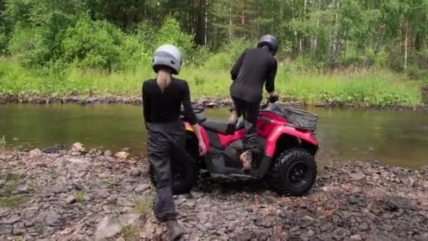 Plan Suivi Homme Femme Dans Les Casques Monter Sur Quad — Video