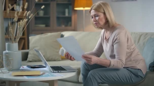 Foto Media Mujer Caucásica Consultando Estados Financieros Documentos Con Facturas — Vídeo de stock