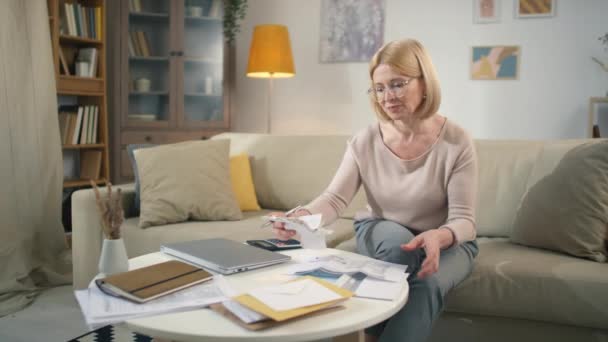 Feliz Mujer Caucásica Mediana Edad Terminó Analizar Los Ingresos Gastos — Vídeo de stock