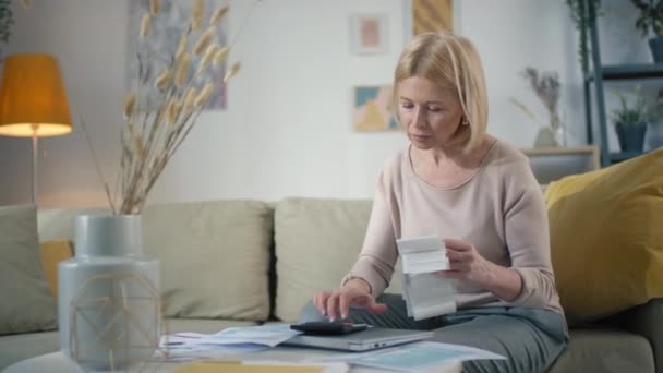 Medium Footage Good Looking Caucasian Woman Doing Financial Paperwork Calculation — Vídeo de Stock