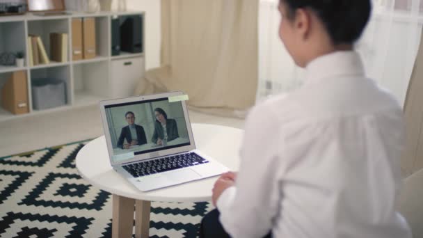 Imagens Sobre Ombro Uma Jovem Mulher Camisa Branca Cumprimentando Empregadores — Vídeo de Stock